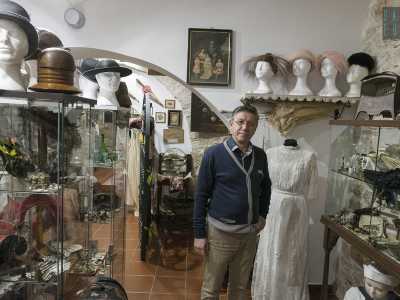 Ad Acquaviva sono esposti na serie di preziosi abiti e accessori realizzati tra il 700 e l'inizio del 900 che, dopo aver rischiato di essere gettati in un cassonetto, sono stati salvati e raccolti in una mostra dal 56enne Carlo Giampietro, di professione restauratore